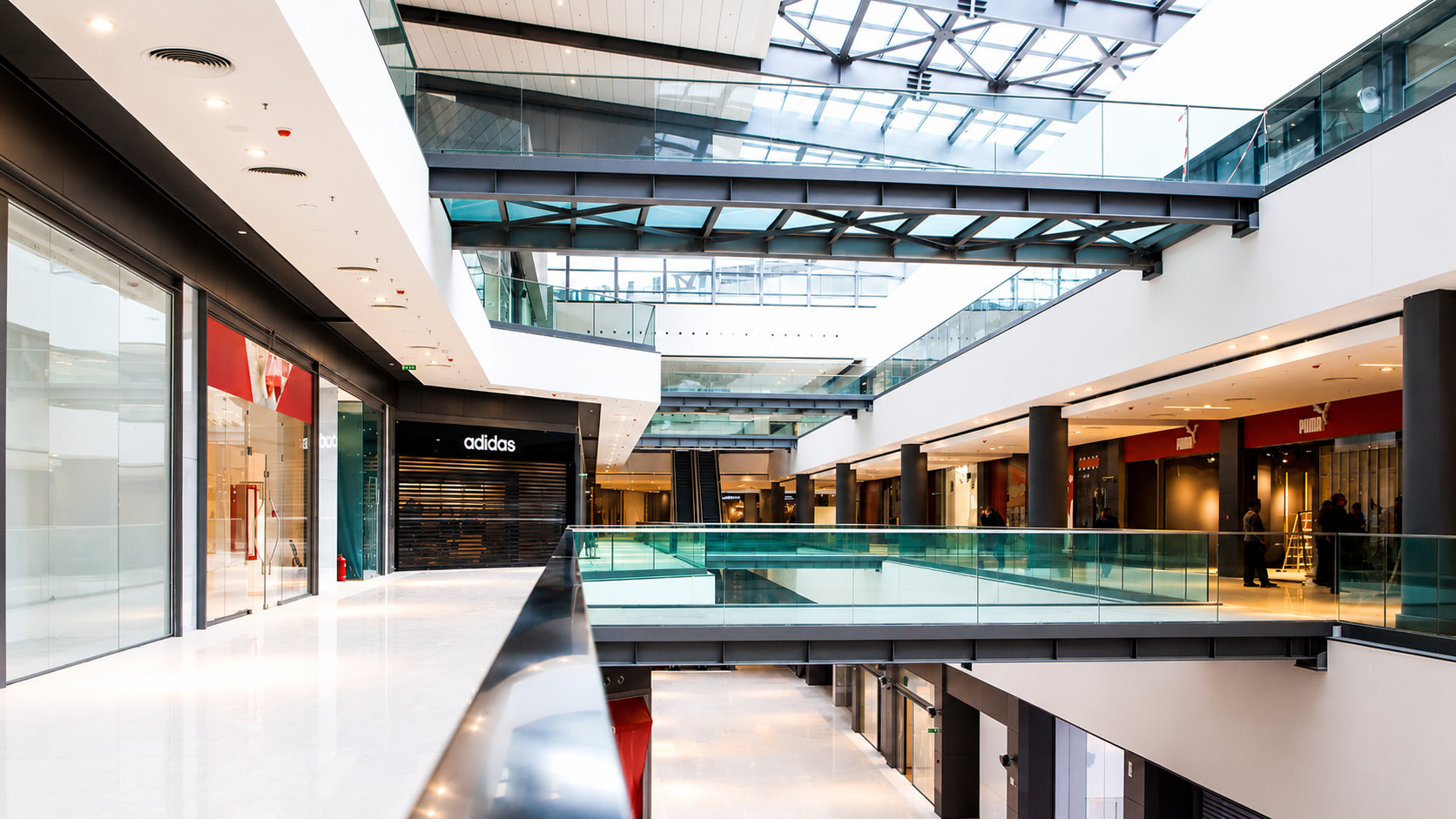 Атриумът на Sofia Ring Mall — стъклен покрив и три търговски нива
