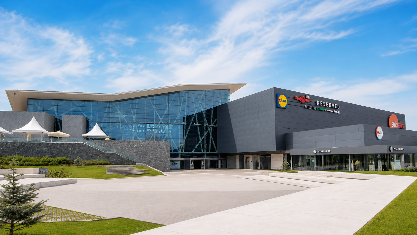 Площадът пред главния вход — стъклената фасада и зелените площи на Sofia Ring Mall